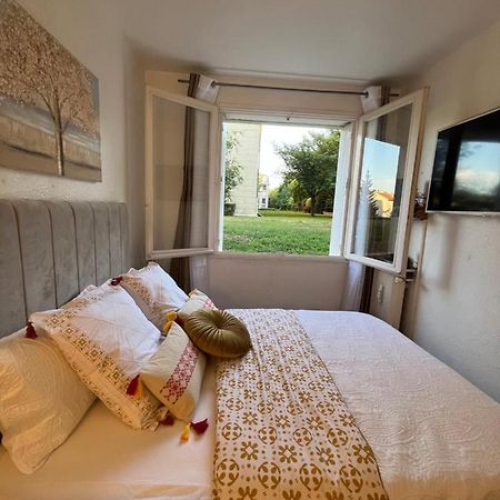 Studio Situe A 5 Min Du Chateau De Versailles Et Stationnement Gratuit Versalhes Exterior foto