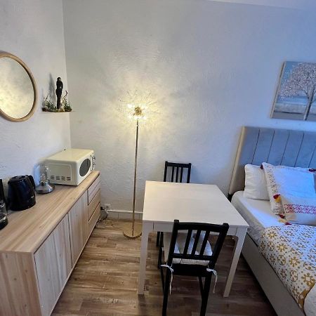 Studio Situe A 5 Min Du Chateau De Versailles Et Stationnement Gratuit Versalhes Exterior foto
