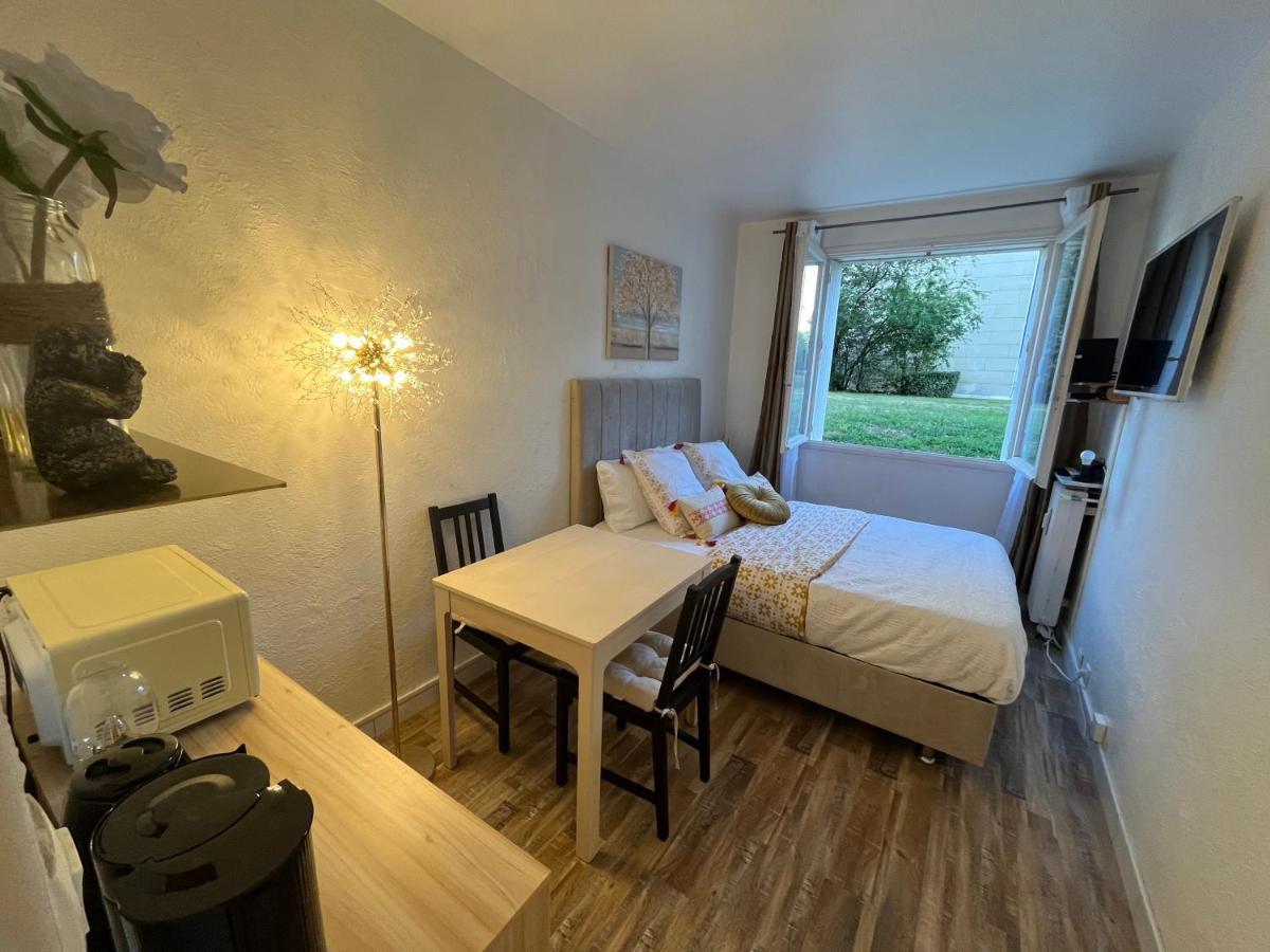 Studio Situe A 5 Min Du Chateau De Versailles Et Stationnement Gratuit Versalhes Exterior foto
